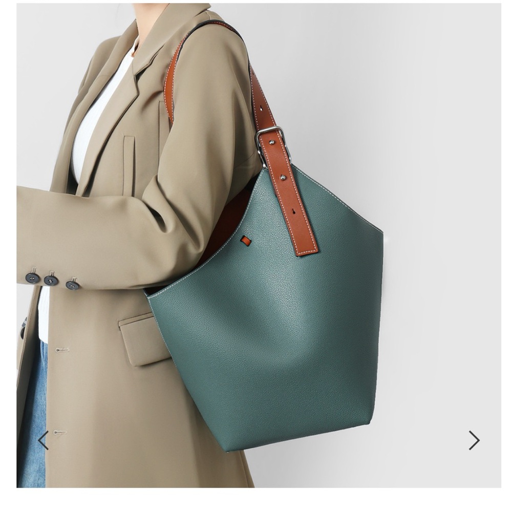 Chic Green Shoulder Bag with Tan Straps